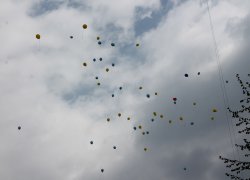 В небо, мов мрії випускників, злетіли повітряні кульки, символізуючи собою швидкоплинність кожного моменту та надії на високі злети у майбутньому